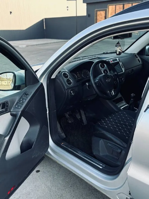 🚘продам volkswagen tiguan 2011г. цена 970 000 ₽ 🔁рассмотрю обмен. ☎️+7(949)5276959 (telegram, whatsapp) двигатель 1.4 турбо (150л. с) коробка механика(6-и ступка) привод полный 4x4 пробег 171 000км кузов в отличном состоянии, отсутствует коррозия и тому подобное. чистая зеленая автотека, в дтп машина не участвовала. ходовая часть без посторонних звуков, полностью обслужена. новые тормозные блины и колодки. 2 комплекта колес (зима/лето) оба комплекта на дисках,2 ключа, сервисная книжка. состояние машины идеальное. мульти руль, мультимедиа теуеs с камерой заднего вида, carplay, усилитель, сабвуфер,2-х зонный климат контроль, auto hold(электроручник),4 стеклоподъемника, доводчики всех стекол, подогревы сидений, подогревы зеркал, парктронники, опрятный и чистый салон. масло не расходует, тянет отлично, коробка без посторонних шумов. недавно была полная ревизия. звоните все расскажу по телефону. по телефону не торгуюсь. полный пакет документов для переоформления 📃 📍машина нах 📞 звоните: +7(949)5276959 - фотография - 5