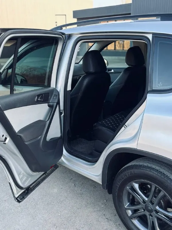 🚘продам volkswagen tiguan 2011г. цена 970 000 ₽ 🔁рассмотрю обмен. ☎️+7(949)5276959 (telegram, whatsapp) двигатель 1.4 турбо (150л. с) коробка механика(6-и ступка) привод полный 4x4 пробег 171 000км кузов в отличном состоянии, отсутствует коррозия и тому подобное. чистая зеленая автотека, в дтп машина не участвовала. ходовая часть без посторонних звуков, полностью обслужена. новые тормозные блины и колодки. 2 комплекта колес (зима/лето) оба комплекта на дисках,2 ключа, сервисная книжка. состояние машины идеальное. мульти руль, мультимедиа теуеs с камерой заднего вида, carplay, усилитель, сабвуфер,2-х зонный климат контроль, auto hold(электроручник),4 стеклоподъемника, доводчики всех стекол, подогревы сидений, подогревы зеркал, парктронники, опрятный и чистый салон. масло не расходует, тянет отлично, коробка без посторонних шумов. недавно была полная ревизия. звоните все расскажу по телефону. по телефону не торгуюсь. полный пакет документов для переоформления 📃 📍машина нах 📞 звоните: +7(949)5276959 - фотография - 6
