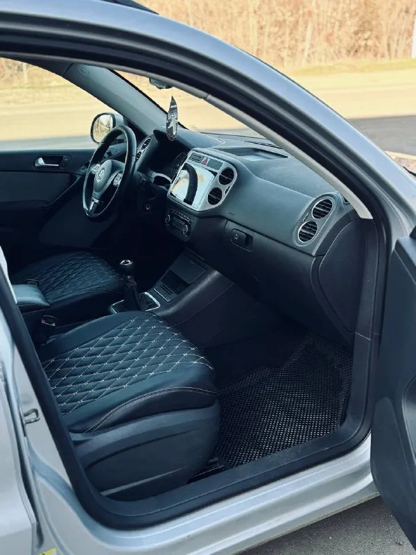 🚘продам volkswagen tiguan 2011г. цена 970 000 ₽ 🔁рассмотрю обмен. ☎️+7(949)5276959 (telegram, whatsapp) двигатель 1.4 турбо (150л. с) коробка механика(6-и ступка) привод полный 4x4 пробег 171 000км кузов в отличном состоянии, отсутствует коррозия и тому подобное. чистая зеленая автотека, в дтп машина не участвовала. ходовая часть без посторонних звуков, полностью обслужена. новые тормозные блины и колодки. 2 комплекта колес (зима/лето) оба комплекта на дисках,2 ключа, сервисная книжка. состояние машины идеальное. мульти руль, мультимедиа теуеs с камерой заднего вида, carplay, усилитель, сабвуфер,2-х зонный климат контроль, auto hold(электроручник),4 стеклоподъемника, доводчики всех стекол, подогревы сидений, подогревы зеркал, парктронники, опрятный и чистый салон. масло не расходует, тянет отлично, коробка без посторонних шумов. недавно была полная ревизия. звоните все расскажу по телефону. по телефону не торгуюсь. полный пакет документов для переоформления 📃 📍машина нах 📞 звоните: +7(949)5276959 - фотография - 9