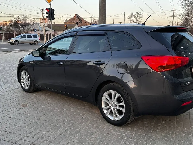 Продам кию сид в идиальнейшем состоянии автомобиль без дтп 1000 процентов имеет два косметических окраса были царапины авто очень бережно експлуатировали все менялось вовремя по регламенту любые проверки толшеномером краски любые автоексперты самая максимальная комплектация што может быть двигатель ходовая коробка все как новое работает идеально доп вопросы по телефону видео с толшеномером по запросу осмотр г мариуполь цена 1.180 тел +7938-155-90-40 +7949-499-888-7 - фотография - 5
