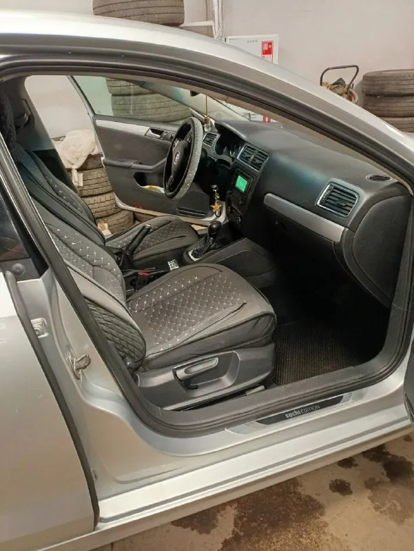 Volkswagen jetta, 2013 года в комплектации soshi edition, в отличном состоянии. пробег 212тыс. 1,4 турбо на 122л. с, обслужен, не дымит, не троит, масло не ест. кузов авто сохранился хорошо, без дтп, в родном окрасе, любые проверки. ходовая обслуживалась недавно, без каких либо звуков. салон сохранился хорошо, работает каждая кнопочка. хорошая комплектация: мультируль, парктронники передние и задние, датчик света, круиз-контроль, регулировка и подогрев зеркал, климат контроль обслужен. противотуманки, мультимедиа с aux, usb, подогревы сидений и. т.д. оригинальные диски r16. большой вместительный багажник. полное переоформление в мрэо. цена 970000 тел. +79495073135 📲 tg: юлиана романова 📞 звоните: +7(949)5073135 - фотография - 4