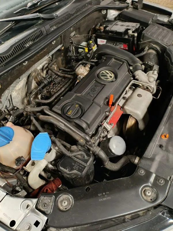 Volkswagen jetta, 2013 года в комплектации soshi edition, в отличном состоянии. пробег 212тыс. 1,4 турбо на 122л. с, обслужен, не дымит, не троит, масло не ест. кузов авто сохранился хорошо, без дтп, в родном окрасе, любые проверки. ходовая обслуживалась недавно, без каких либо звуков. салон сохранился хорошо, работает каждая кнопочка. хорошая комплектация: мультируль, парктронники передние и задние, датчик света, круиз-контроль, регулировка и подогрев зеркал, климат контроль обслужен. противотуманки, мультимедиа с aux, usb, подогревы сидений и. т.д. оригинальные диски r16. большой вместительный багажник. полное переоформление в мрэо. цена 970000 тел. +79495073135 📲 tg: юлиана романова 📞 звоните: +7(949)5073135 - фотография - 6