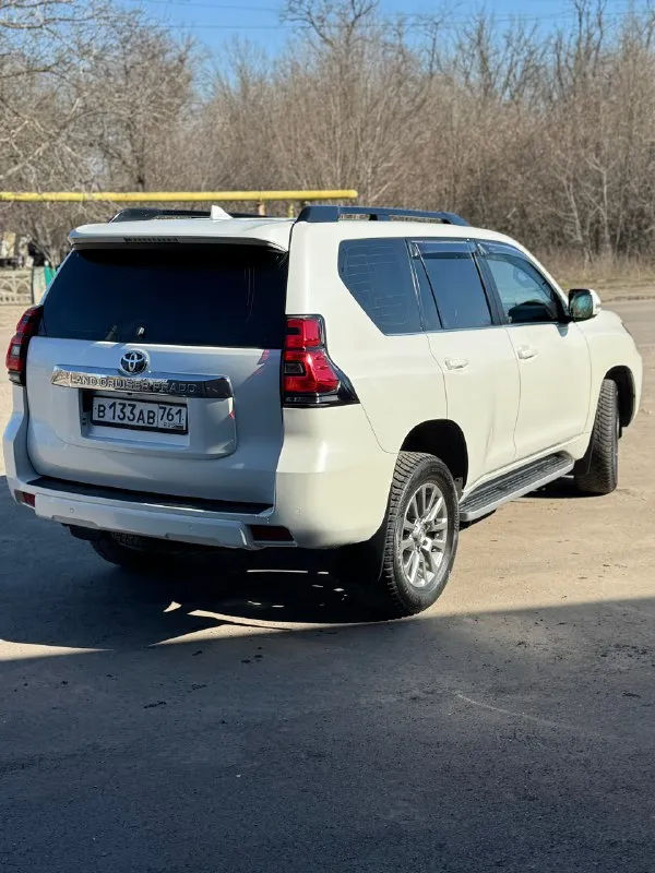❗️продам❗️ toyota land cruiser prado двигатель: 4.0 бензин пробег: 148,000 км комплектация: престиж количество владельцев: 1 год выпуска: 2018 (рестайлинг) авто продается от владельца единственный за все время эксплуатации, обслуживал у дилера, автотека зеленая, вложений не требует, все зоны риски в броне пленке, салон ухоженный не прокуренный и не пропаленный, все работает как часики, покупалась вторым авто для выходных дней, зимняя резина новая, шипованая, в подарок отдам летний комплект, готов к любым проверкам. остальные вопросы по телефону. 💲 цена: 5.000.000 + торг ☎️ телефон: +7 (949) 344-63-42 📞 звоните: +7(949)3446342 - фотография - 4
