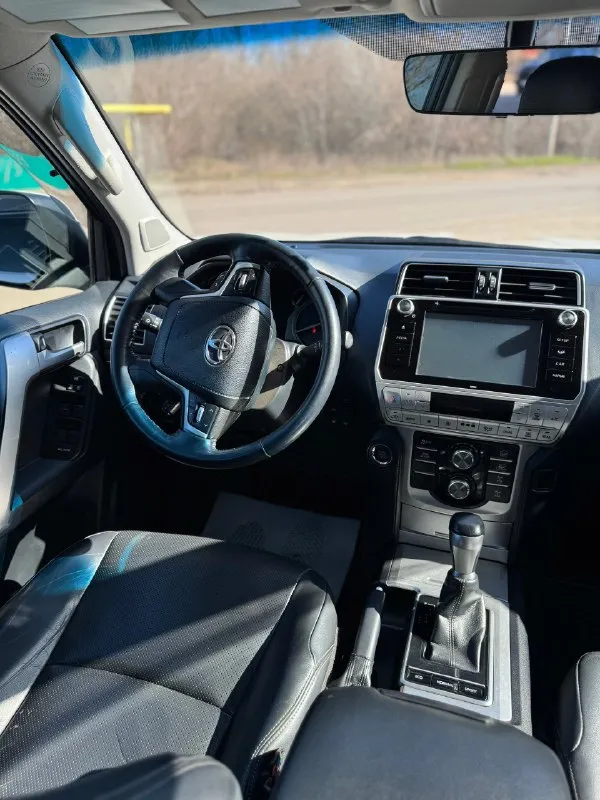 ❗️продам❗️ toyota land cruiser prado двигатель: 4.0 бензин пробег: 148,000 км комплектация: престиж количество владельцев: 1 год выпуска: 2018 (рестайлинг) авто продается от владельца единственный за все время эксплуатации, обслуживал у дилера, автотека зеленая, вложений не требует, все зоны риски в броне пленке, салон ухоженный не прокуренный и не пропаленный, все работает как часики, покупалась вторым авто для выходных дней, зимняя резина новая, шипованая, в подарок отдам летний комплект, готов к любым проверкам. остальные вопросы по телефону. 💲 цена: 5.000.000 + торг ☎️ телефон: +7 (949) 344-63-42 📞 звоните: +7(949)3446342 - фотография - 6