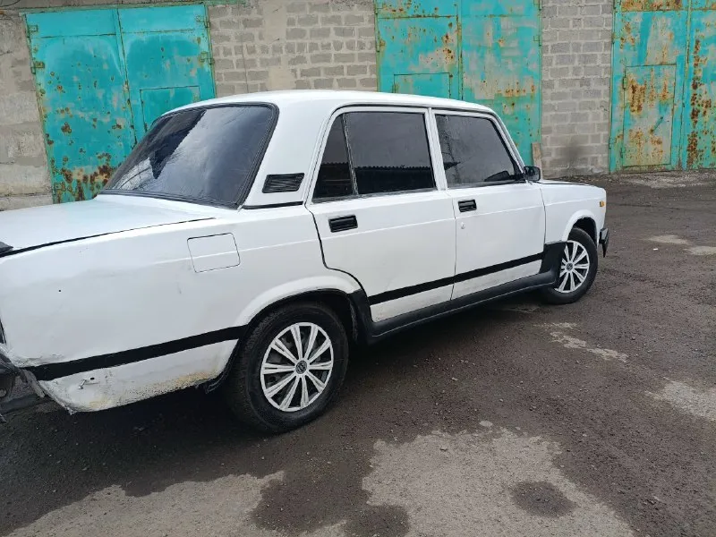 Автор: ваз 2107 1994г. в мотор1.5 живой мкпп 4ст все включается без хрустов стоит музыка не плохая н... - фотография