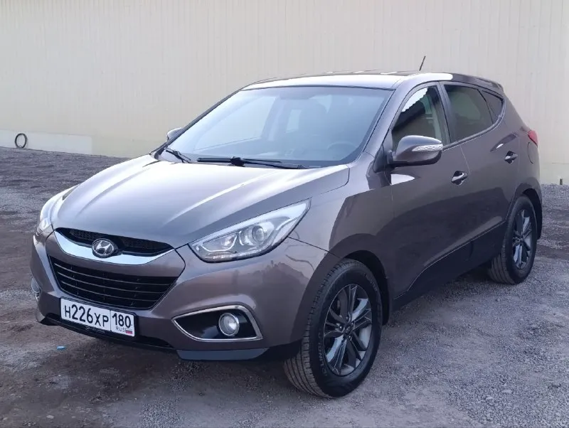 ☑️hyundai ix35 рестайлинг☑️ в шикарном состоянии! ✅полный привод 4 wd ✅без дтп! ✅год выпуска 2014 ✅мотор 2.0 ✅бензиновый (атмосферный) ✅коробка механика 6 ступка ✅пробег 215 тыс. км. ✅автотека зелёная ✅двигатель работает превосходно без постороннего шума! (и на холодную и на горячую) ✅дневные ходовые огни ✅2 ключа ✅сигнализация ✅режим eco ✅разъемы под aux usb ✅разъем 12v ✅камера заднего вида ✅литые диски r17 🔥в подарок новому владельцу🔥 ✅полный бак топлива ✅донецк. стоимость 1.395.000₽🔥 тел. +7949-50-800-60 - фотография - 2