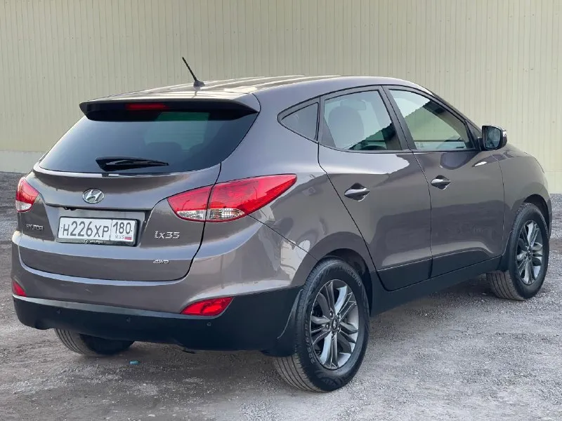 ☑️hyundai ix35 рестайлинг☑️ в шикарном состоянии! ✅полный привод 4 wd ✅без дтп! ✅год выпуска 2014 ✅мотор 2.0 ✅бензиновый (атмосферный) ✅коробка механика 6 ступка ✅пробег 215 тыс. км. ✅автотека зелёная ✅двигатель работает превосходно без постороннего шума! (и на холодную и на горячую) ✅дневные ходовые огни ✅2 ключа ✅сигнализация ✅режим eco ✅разъемы под aux usb ✅разъем 12v ✅камера заднего вида ✅литые диски r17 🔥в подарок новому владельцу🔥 ✅полный бак топлива ✅донецк. стоимость 1.395.000₽🔥 тел. +7949-50-800-60 - фотография - 3