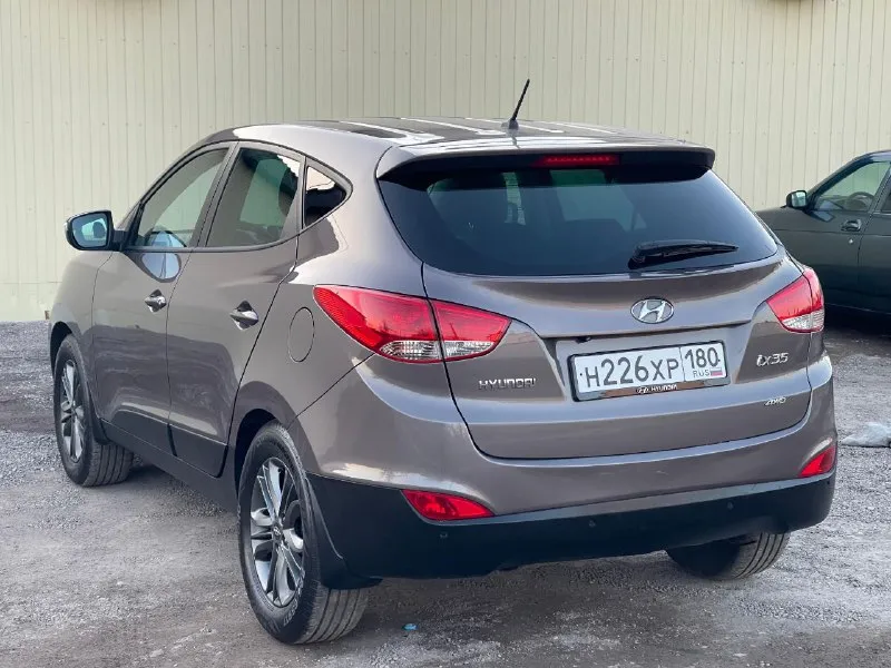 ☑️hyundai ix35 рестайлинг☑️ в шикарном состоянии! ✅полный привод 4 wd ✅без дтп! ✅год выпуска 2014 ✅мотор 2.0 ✅бензиновый (атмосферный) ✅коробка механика 6 ступка ✅пробег 215 тыс. км. ✅автотека зелёная ✅двигатель работает превосходно без постороннего шума! (и на холодную и на горячую) ✅дневные ходовые огни ✅2 ключа ✅сигнализация ✅режим eco ✅разъемы под aux usb ✅разъем 12v ✅камера заднего вида ✅литые диски r17 🔥в подарок новому владельцу🔥 ✅полный бак топлива ✅донецк. стоимость 1.395.000₽🔥 тел. +7949-50-800-60 - фотография - 4