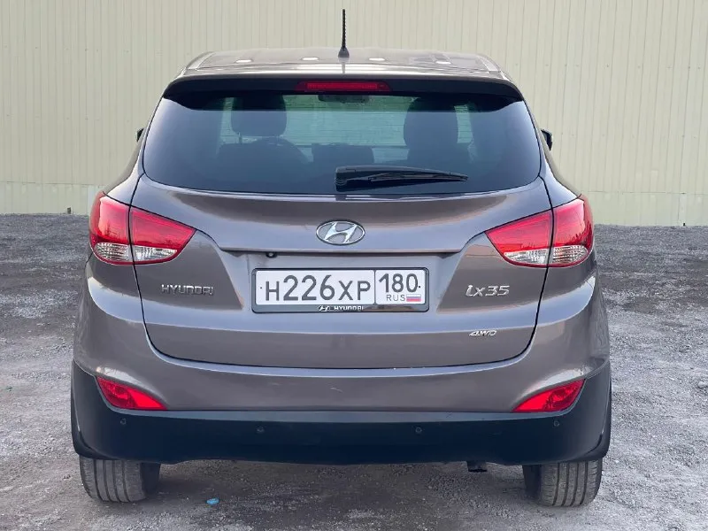 ☑️hyundai ix35 рестайлинг☑️ в шикарном состоянии! ✅полный привод 4 wd ✅без дтп! ✅год выпуска 2014 ✅мотор 2.0 ✅бензиновый (атмосферный) ✅коробка механика 6 ступка ✅пробег 215 тыс. км. ✅автотека зелёная ✅двигатель работает превосходно без постороннего шума! (и на холодную и на горячую) ✅дневные ходовые огни ✅2 ключа ✅сигнализация ✅режим eco ✅разъемы под aux usb ✅разъем 12v ✅камера заднего вида ✅литые диски r17 🔥в подарок новому владельцу🔥 ✅полный бак топлива ✅донецк. стоимость 1.395.000₽🔥 тел. +7949-50-800-60 - фотография - 5
