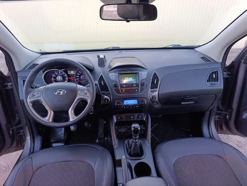 ☑️hyundai ix35 рестайлинг☑️ в шикарном состоянии! ✅полный привод 4 wd ✅без дтп! ✅год выпуска 2014 ✅мотор 2.0 ✅бензиновый (атмосферный) ✅коробка механика 6 ступка ✅пробег 215 тыс. км. ✅автотека зелёная ✅двигатель работает превосходно без постороннего шума! (и на холодную и на горячую) ✅дневные ходовые огни ✅2 ключа ✅сигнализация ✅режим eco ✅разъемы под aux usb ✅разъем 12v ✅камера заднего вида ✅литые диски r17 🔥в подарок новому владельцу🔥 ✅полный бак топлива ✅донецк. стоимость 1.395.000₽🔥 тел. +7949-50-800-60 - фотография - 7