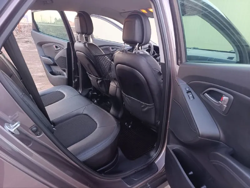 ☑️hyundai ix35 рестайлинг☑️ в шикарном состоянии! ✅полный привод 4 wd ✅без дтп! ✅год выпуска 2014 ✅мотор 2.0 ✅бензиновый (атмосферный) ✅коробка механика 6 ступка ✅пробег 215 тыс. км. ✅автотека зелёная ✅двигатель работает превосходно без постороннего шума! (и на холодную и на горячую) ✅дневные ходовые огни ✅2 ключа ✅сигнализация ✅режим eco ✅разъемы под aux usb ✅разъем 12v ✅камера заднего вида ✅литые диски r17 🔥в подарок новому владельцу🔥 ✅полный бак топлива ✅донецк. стоимость 1.395.000₽🔥 тел. +7949-50-800-60 - фотография - 8