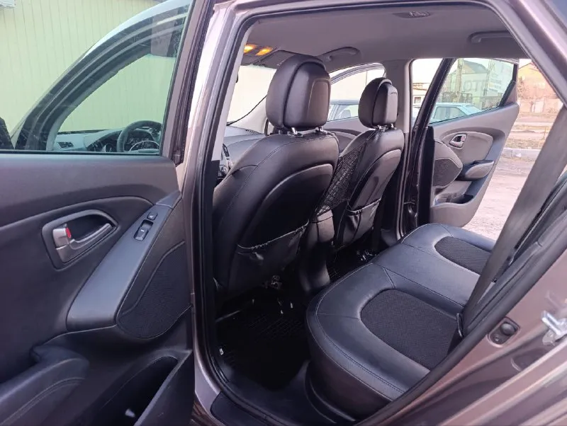☑️hyundai ix35 рестайлинг☑️ в шикарном состоянии! ✅полный привод 4 wd ✅без дтп! ✅год выпуска 2014 ✅мотор 2.0 ✅бензиновый (атмосферный) ✅коробка механика 6 ступка ✅пробег 215 тыс. км. ✅автотека зелёная ✅двигатель работает превосходно без постороннего шума! (и на холодную и на горячую) ✅дневные ходовые огни ✅2 ключа ✅сигнализация ✅режим eco ✅разъемы под aux usb ✅разъем 12v ✅камера заднего вида ✅литые диски r17 🔥в подарок новому владельцу🔥 ✅полный бак топлива ✅донецк. стоимость 1.395.000₽🔥 тел. +7949-50-800-60 - фотография - 9