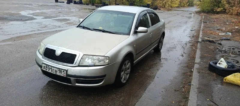 Продам skoda суперб ( skoda superb) 2005 года в хорошем состоянии. двигатель 1.9 работает отлично, недавно делалась голова. по технике всё отлично, каждый день на ходу на большие расстояния, поэтому автомобиль всегда обслужен. по машине много чего менял. по кузову гнили нет, кузов целый, капот не в цвет, было небольшое дтп, подробнее по телефону расскажу. салон в хорошем состоянии, климат работает во всех режимах, 4 эсп, гур, абс, подогревы сидений. я хозяин, по документам порядок, оформление без проблем. находится в луганске. цена 670 000р +7(959)106-57-72 📞 звоните: +7(959)1065772 - фотография - 2
