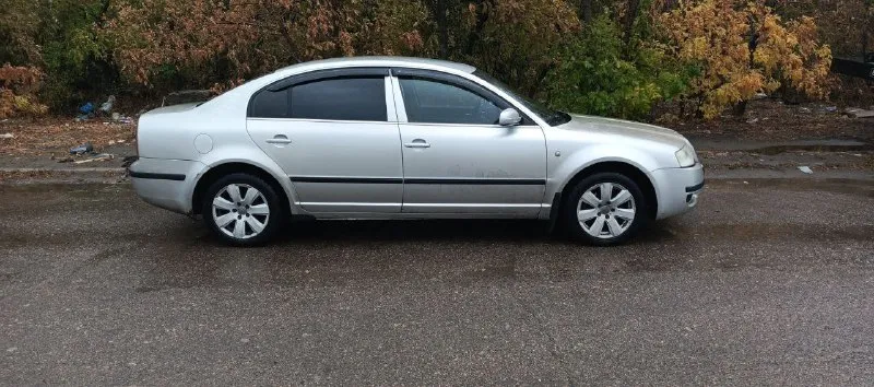 Продам skoda суперб ( skoda superb) 2005 года в хорошем состоянии. двигатель 1.9 работает отлично, недавно делалась голова. по технике всё отлично, каждый день на ходу на большие расстояния, поэтому автомобиль всегда обслужен. по машине много чего менял. по кузову гнили нет, кузов целый, капот не в цвет, было небольшое дтп, подробнее по телефону расскажу. салон в хорошем состоянии, климат работает во всех режимах, 4 эсп, гур, абс, подогревы сидений. я хозяин, по документам порядок, оформление без проблем. находится в луганске. цена 670 000р +7(959)106-57-72 📞 звоните: +7(959)1065772 - фотография - 3