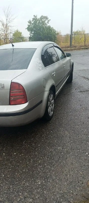 Продам skoda суперб ( skoda superb) 2005 года в хорошем состоянии. двигатель 1.9 работает отлично, недавно делалась голова. по технике всё отлично, каждый день на ходу на большие расстояния, поэтому автомобиль всегда обслужен. по машине много чего менял. по кузову гнили нет, кузов целый, капот не в цвет, было небольшое дтп, подробнее по телефону расскажу. салон в хорошем состоянии, климат работает во всех режимах, 4 эсп, гур, абс, подогревы сидений. я хозяин, по документам порядок, оформление без проблем. находится в луганске. цена 670 000р +7(959)106-57-72 📞 звоните: +7(959)1065772 - фотография - 4