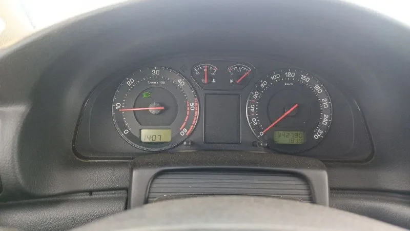 Продам skoda суперб ( skoda superb) 2005 года в хорошем состоянии. двигатель 1.9 работает отлично, недавно делалась голова. по технике всё отлично, каждый день на ходу на большие расстояния, поэтому автомобиль всегда обслужен. по машине много чего менял. по кузову гнили нет, кузов целый, капот не в цвет, было небольшое дтп, подробнее по телефону расскажу. салон в хорошем состоянии, климат работает во всех режимах, 4 эсп, гур, абс, подогревы сидений. я хозяин, по документам порядок, оформление без проблем. находится в луганске. цена 670 000р +7(959)106-57-72 📞 звоните: +7(959)1065772 - фотография - 5