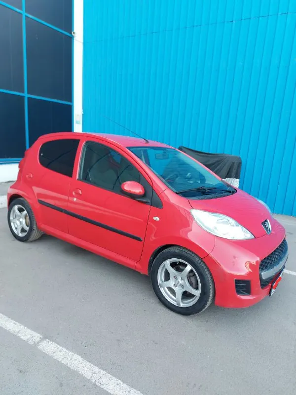 Peugeot 107 (пежо 107) 2011 год 93500 км (родной) мотор 1.0 (68 л. с.) 1kr-fe коробка автомат (роботизированная) отличное состояние автомобиля. родной окрас. все железо, стекла (в том числе и лобовое), фары, радиаторы - родные заводские. стоит новое оригинальное сцепление aisin (4000 км) и полностью обслужен робот. технически это полностью toyota aygо. очень надежный, беспроблемный и недорогой в обслуживании автомобиль. оцинкованный кузов. не гнилая и не ржавая. салон чистый, не затертый. резина летняя, практически новая на литье. в комплектации кондиционер абс подушки безопасности электростеклоподьемники электроусилитель руля регулируемая рулевая колонка магнитола kenwood с usb и aux родной ключ с дистанционным цз сигнализация тахометр есть действующая диагностическая карта (тех осмотр) осмотр макеевка галактика 550 000 ₽ +79495673389 - фотография - 2