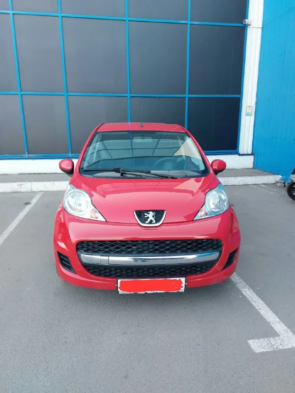Peugeot 107 (пежо 107) 2011 год 93500 км (родной) мотор 1.0 (68 л. с.) 1kr-fe коробка автомат (роботизированная) отличное состояние автомобиля. родной окрас. все железо, стекла (в том числе и лобовое), фары, радиаторы - родные заводские. стоит новое оригинальное сцепление aisin (4000 км) и полностью обслужен робот. технически это полностью toyota aygо. очень надежный, беспроблемный и недорогой в обслуживании автомобиль. оцинкованный кузов. не гнилая и не ржавая. салон чистый, не затертый. резина летняя, практически новая на литье. в комплектации кондиционер абс подушки безопасности электростеклоподьемники электроусилитель руля регулируемая рулевая колонка магнитола kenwood с usb и aux родной ключ с дистанционным цз сигнализация тахометр есть действующая диагностическая карта (тех осмотр) осмотр макеевка галактика 550 000 ₽ +79495673389 - фотография - 3