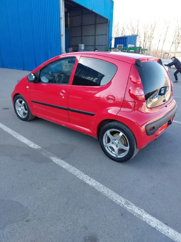 Peugeot 107 (пежо 107) 2011 год 93500 км (родной) мотор 1.0 (68 л. с.) 1kr-fe коробка автомат (роботизированная) отличное состояние автомобиля. родной окрас. все железо, стекла (в том числе и лобовое), фары, радиаторы - родные заводские. стоит новое оригинальное сцепление aisin (4000 км) и полностью обслужен робот. технически это полностью toyota aygо. очень надежный, беспроблемный и недорогой в обслуживании автомобиль. оцинкованный кузов. не гнилая и не ржавая. салон чистый, не затертый. резина летняя, практически новая на литье. в комплектации кондиционер абс подушки безопасности электростеклоподьемники электроусилитель руля регулируемая рулевая колонка магнитола kenwood с usb и aux родной ключ с дистанционным цз сигнализация тахометр есть действующая диагностическая карта (тех осмотр) осмотр макеевка галактика 550 000 ₽ +79495673389 - фотография - 4