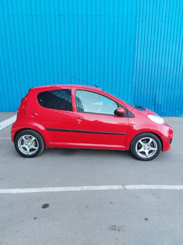 Peugeot 107 (пежо 107) 2011 год 93500 км (родной) мотор 1.0 (68 л. с.) 1kr-fe коробка автомат (роботизированная) отличное состояние автомобиля. родной окрас. все железо, стекла (в том числе и лобовое), фары, радиаторы - родные заводские. стоит новое оригинальное сцепление aisin (4000 км) и полностью обслужен робот. технически это полностью toyota aygо. очень надежный, беспроблемный и недорогой в обслуживании автомобиль. оцинкованный кузов. не гнилая и не ржавая. салон чистый, не затертый. резина летняя, практически новая на литье. в комплектации кондиционер абс подушки безопасности электростеклоподьемники электроусилитель руля регулируемая рулевая колонка магнитола kenwood с usb и aux родной ключ с дистанционным цз сигнализация тахометр есть действующая диагностическая карта (тех осмотр) осмотр макеевка галактика 550 000 ₽ +79495673389 - фотография - 5