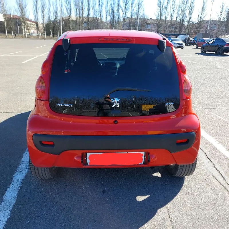Peugeot 107 (пежо 107) 2011 год 93500 км (родной) мотор 1.0 (68 л. с.) 1kr-fe коробка автомат (роботизированная) отличное состояние автомобиля. родной окрас. все железо, стекла (в том числе и лобовое), фары, радиаторы - родные заводские. стоит новое оригинальное сцепление aisin (4000 км) и полностью обслужен робот. технически это полностью toyota aygо. очень надежный, беспроблемный и недорогой в обслуживании автомобиль. оцинкованный кузов. не гнилая и не ржавая. салон чистый, не затертый. резина летняя, практически новая на литье. в комплектации кондиционер абс подушки безопасности электростеклоподьемники электроусилитель руля регулируемая рулевая колонка магнитола kenwood с usb и aux родной ключ с дистанционным цз сигнализация тахометр есть действующая диагностическая карта (тех осмотр) осмотр макеевка галактика 550 000 ₽ +79495673389 - фотография - 6