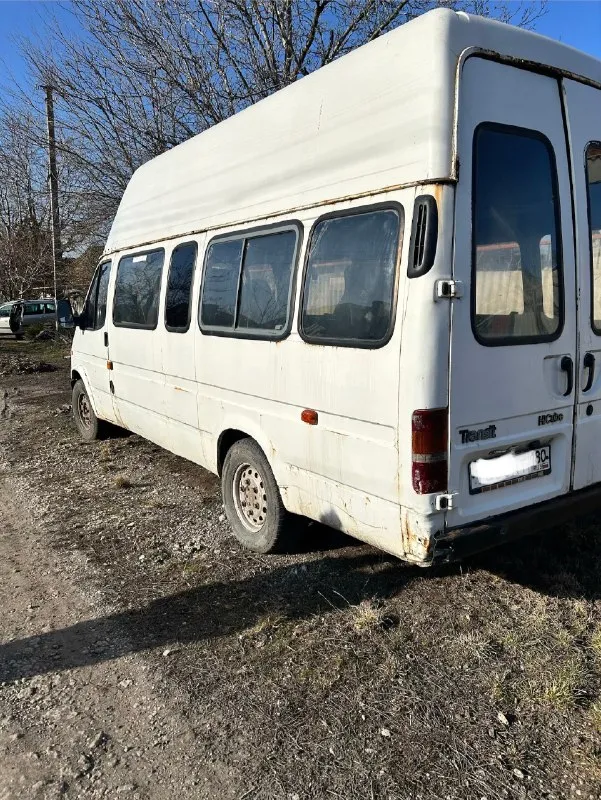 Ford транзит 2.5 1999г на полном ходу. по документам пассажирский, категория д. несущие части целые. поваренный. нужно доварить рамку лобового окна. резина хорошая. к нему отдается такой же транзит, как донор (без двигателя и коробки) переоформление без проблем. местоположение г. горловка все вопросы по телефону +7 (949) 443-61-91 цена 300т +торг 📞 звоните: +7(949)4436191 - фотография - 3
