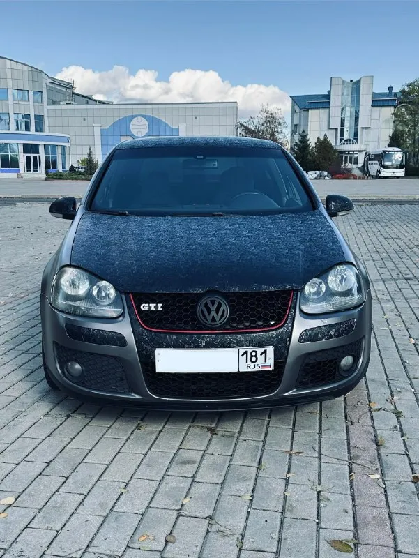 Volkswagen golf v gti 2007 года состоянии автомобиля хорошее, все агрегаты в рабочем состоянии. • двигатель 2.0 tfsi • 6-ступенчатая мкпп • передний привод • пробег 221 301 км ( полностью оригинальный ) • дтп серьезных не было • замена масла раз в 5.000 км, последняя замена масла и фильтров на 221.000 км • мкпп работает идеально без хрустов и вылетов, передачи включаются четко я четвертый владелец по птс, до меня была у человека более 10 лет. по машине делалось много, приводилось в порядок и доводилось до ума. за время владения мной были проведены следующие работы: -заменен квкг, 300 км назад - полностью перебиралась подвеска полгода назад - 15 тысяч назад поставили новую турбину, сухая, маслом не ссыт, так же был заменен тнвд на новый - 10 тысяч назад заменен комплект грм фирма ina - машина полностью оклеена в защитную цветную пленку, фотографии сделанные до оклейки за день скину по запросу, проблем с переоформлением нет - перетянут потолок - установлена оригинальн 📞 звоните: +7(959)2204065 - фотография - 1