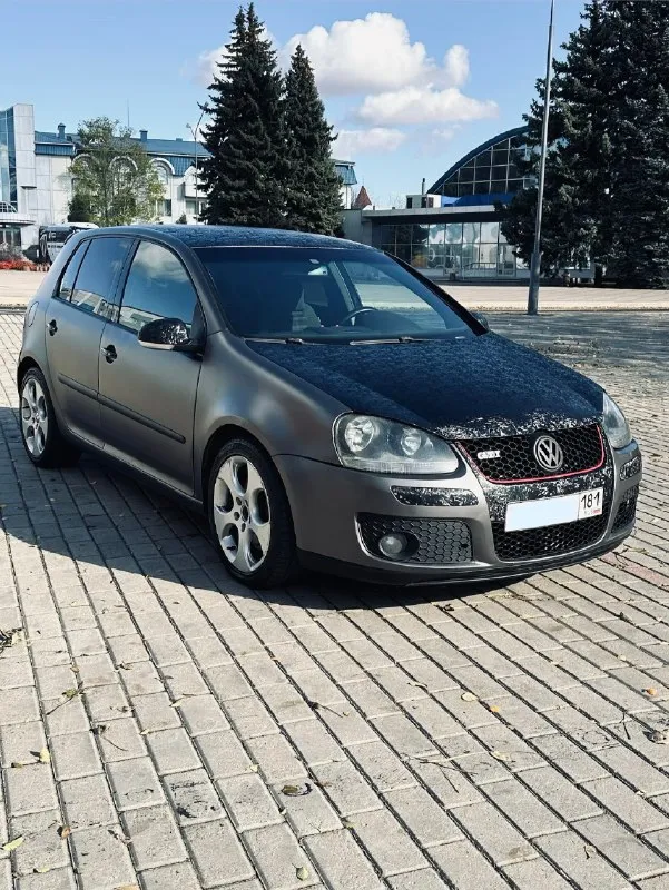 Volkswagen golf v gti 2007 года состоянии автомобиля хорошее, все агрегаты в рабочем состоянии. • двигатель 2.0 tfsi • 6-ступенчатая мкпп • передний привод • пробег 221 301 км ( полностью оригинальный ) • дтп серьезных не было • замена масла раз в 5.000 км, последняя замена масла и фильтров на 221.000 км • мкпп работает идеально без хрустов и вылетов, передачи включаются четко я четвертый владелец по птс, до меня была у человека более 10 лет. по машине делалось много, приводилось в порядок и доводилось до ума. за время владения мной были проведены следующие работы: -заменен квкг, 300 км назад - полностью перебиралась подвеска полгода назад - 15 тысяч назад поставили новую турбину, сухая, маслом не ссыт, так же был заменен тнвд на новый - 10 тысяч назад заменен комплект грм фирма ina - машина полностью оклеена в защитную цветную пленку, фотографии сделанные до оклейки за день скину по запросу, проблем с переоформлением нет - перетянут потолок - установлена оригинальн 📞 звоните: +7(959)2204065 - фотография - 2