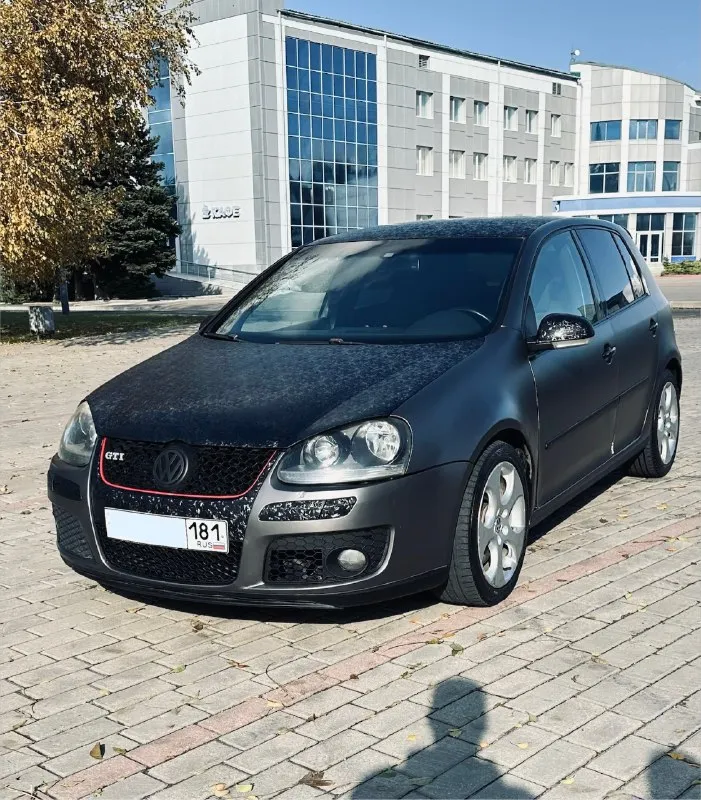 Volkswagen golf v gti 2007 года состоянии автомобиля хорошее, все агрегаты в рабочем состоянии. • двигатель 2.0 tfsi • 6-ступенчатая мкпп • передний привод • пробег 221 301 км ( полностью оригинальный ) • дтп серьезных не было • замена масла раз в 5.000 км, последняя замена масла и фильтров на 221.000 км • мкпп работает идеально без хрустов и вылетов, передачи включаются четко я четвертый владелец по птс, до меня была у человека более 10 лет. по машине делалось много, приводилось в порядок и доводилось до ума. за время владения мной были проведены следующие работы: -заменен квкг, 300 км назад - полностью перебиралась подвеска полгода назад - 15 тысяч назад поставили новую турбину, сухая, маслом не ссыт, так же был заменен тнвд на новый - 10 тысяч назад заменен комплект грм фирма ina - машина полностью оклеена в защитную цветную пленку, фотографии сделанные до оклейки за день скину по запросу, проблем с переоформлением нет - перетянут потолок - установлена оригинальн 📞 звоните: +7(959)2204065 - фотография - 3