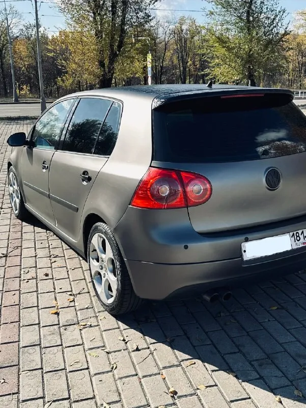 Volkswagen golf v gti 2007 года состоянии автомобиля хорошее, все агрегаты в рабочем состоянии. • двигатель 2.0 tfsi • 6-ступенчатая мкпп • передний привод • пробег 221 301 км ( полностью оригинальный ) • дтп серьезных не было • замена масла раз в 5.000 км, последняя замена масла и фильтров на 221.000 км • мкпп работает идеально без хрустов и вылетов, передачи включаются четко я четвертый владелец по птс, до меня была у человека более 10 лет. по машине делалось много, приводилось в порядок и доводилось до ума. за время владения мной были проведены следующие работы: -заменен квкг, 300 км назад - полностью перебиралась подвеска полгода назад - 15 тысяч назад поставили новую турбину, сухая, маслом не ссыт, так же был заменен тнвд на новый - 10 тысяч назад заменен комплект грм фирма ina - машина полностью оклеена в защитную цветную пленку, фотографии сделанные до оклейки за день скину по запросу, проблем с переоформлением нет - перетянут потолок - установлена оригинальн 📞 звоните: +7(959)2204065 - фотография - 4