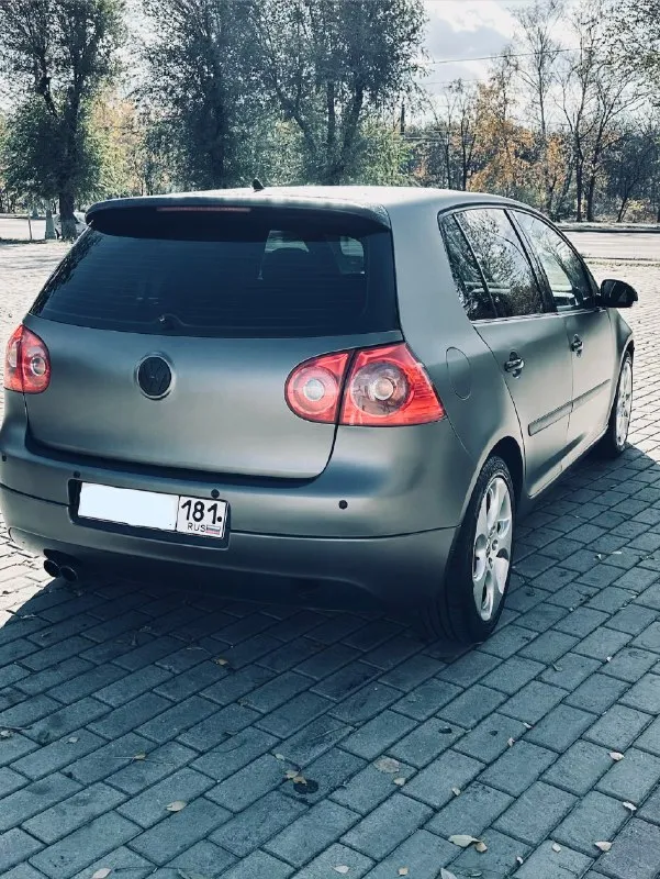 Volkswagen golf v gti 2007 года состоянии автомобиля хорошее, все агрегаты в рабочем состоянии. • двигатель 2.0 tfsi • 6-ступенчатая мкпп • передний привод • пробег 221 301 км ( полностью оригинальный ) • дтп серьезных не было • замена масла раз в 5.000 км, последняя замена масла и фильтров на 221.000 км • мкпп работает идеально без хрустов и вылетов, передачи включаются четко я четвертый владелец по птс, до меня была у человека более 10 лет. по машине делалось много, приводилось в порядок и доводилось до ума. за время владения мной были проведены следующие работы: -заменен квкг, 300 км назад - полностью перебиралась подвеска полгода назад - 15 тысяч назад поставили новую турбину, сухая, маслом не ссыт, так же был заменен тнвд на новый - 10 тысяч назад заменен комплект грм фирма ina - машина полностью оклеена в защитную цветную пленку, фотографии сделанные до оклейки за день скину по запросу, проблем с переоформлением нет - перетянут потолок - установлена оригинальн 📞 звоните: +7(959)2204065 - фотография - 5