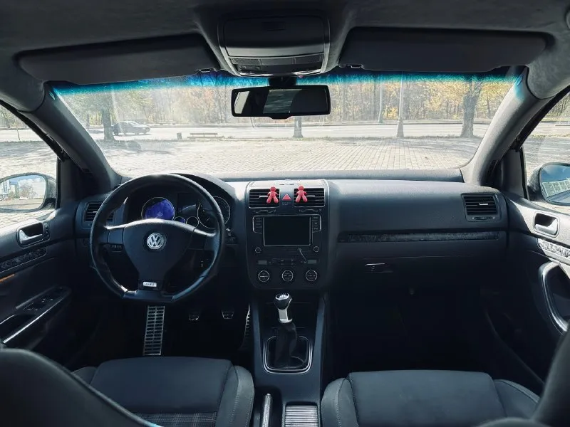 Volkswagen golf v gti 2007 года состоянии автомобиля хорошее, все агрегаты в рабочем состоянии. • двигатель 2.0 tfsi • 6-ступенчатая мкпп • передний привод • пробег 221 301 км ( полностью оригинальный ) • дтп серьезных не было • замена масла раз в 5.000 км, последняя замена масла и фильтров на 221.000 км • мкпп работает идеально без хрустов и вылетов, передачи включаются четко я четвертый владелец по птс, до меня была у человека более 10 лет. по машине делалось много, приводилось в порядок и доводилось до ума. за время владения мной были проведены следующие работы: -заменен квкг, 300 км назад - полностью перебиралась подвеска полгода назад - 15 тысяч назад поставили новую турбину, сухая, маслом не ссыт, так же был заменен тнвд на новый - 10 тысяч назад заменен комплект грм фирма ina - машина полностью оклеена в защитную цветную пленку, фотографии сделанные до оклейки за день скину по запросу, проблем с переоформлением нет - перетянут потолок - установлена оригинальн 📞 звоните: +7(959)2204065 - фотография - 6