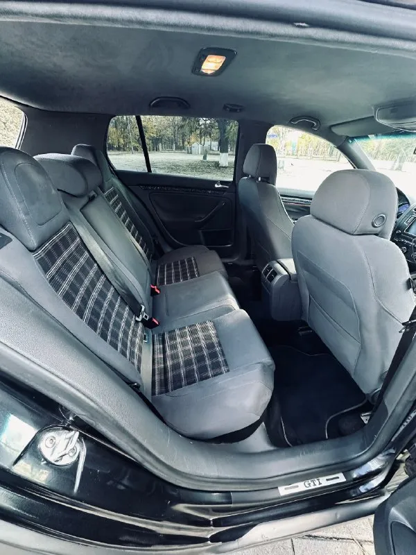 Volkswagen golf v gti 2007 года состоянии автомобиля хорошее, все агрегаты в рабочем состоянии. • двигатель 2.0 tfsi • 6-ступенчатая мкпп • передний привод • пробег 221 301 км ( полностью оригинальный ) • дтп серьезных не было • замена масла раз в 5.000 км, последняя замена масла и фильтров на 221.000 км • мкпп работает идеально без хрустов и вылетов, передачи включаются четко я четвертый владелец по птс, до меня была у человека более 10 лет. по машине делалось много, приводилось в порядок и доводилось до ума. за время владения мной были проведены следующие работы: -заменен квкг, 300 км назад - полностью перебиралась подвеска полгода назад - 15 тысяч назад поставили новую турбину, сухая, маслом не ссыт, так же был заменен тнвд на новый - 10 тысяч назад заменен комплект грм фирма ina - машина полностью оклеена в защитную цветную пленку, фотографии сделанные до оклейки за день скину по запросу, проблем с переоформлением нет - перетянут потолок - установлена оригинальн 📞 звоните: +7(959)2204065 - фотография - 7