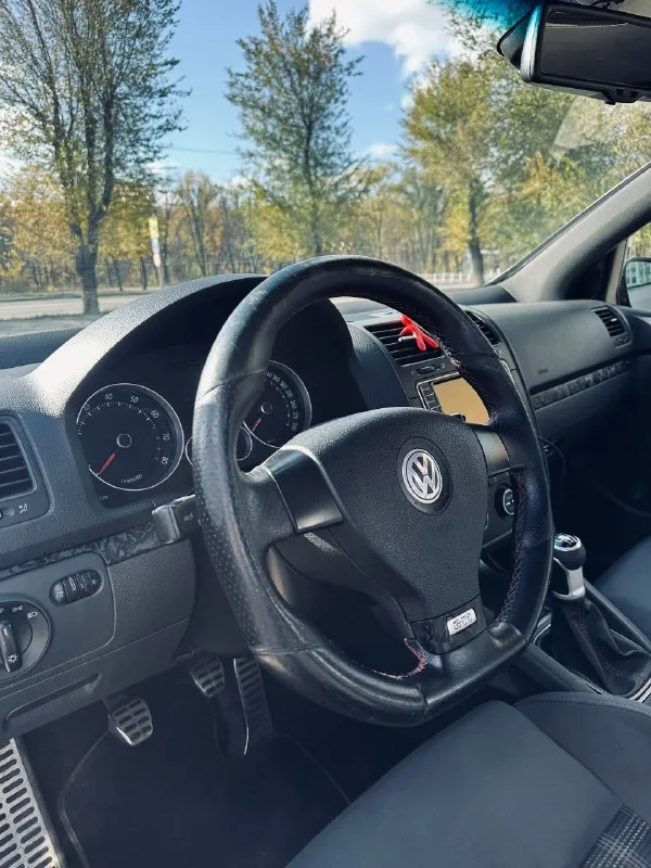 Volkswagen golf v gti 2007 года состоянии автомобиля хорошее, все агрегаты в рабочем состоянии. • двигатель 2.0 tfsi • 6-ступенчатая мкпп • передний привод • пробег 221 301 км ( полностью оригинальный ) • дтп серьезных не было • замена масла раз в 5.000 км, последняя замена масла и фильтров на 221.000 км • мкпп работает идеально без хрустов и вылетов, передачи включаются четко я четвертый владелец по птс, до меня была у человека более 10 лет. по машине делалось много, приводилось в порядок и доводилось до ума. за время владения мной были проведены следующие работы: -заменен квкг, 300 км назад - полностью перебиралась подвеска полгода назад - 15 тысяч назад поставили новую турбину, сухая, маслом не ссыт, так же был заменен тнвд на новый - 10 тысяч назад заменен комплект грм фирма ina - машина полностью оклеена в защитную цветную пленку, фотографии сделанные до оклейки за день скину по запросу, проблем с переоформлением нет - перетянут потолок - установлена оригинальн 📞 звоните: +7(959)2204065 - фотография - 8