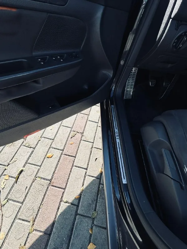 Volkswagen golf v gti 2007 года состоянии автомобиля хорошее, все агрегаты в рабочем состоянии. • двигатель 2.0 tfsi • 6-ступенчатая мкпп • передний привод • пробег 221 301 км ( полностью оригинальный ) • дтп серьезных не было • замена масла раз в 5.000 км, последняя замена масла и фильтров на 221.000 км • мкпп работает идеально без хрустов и вылетов, передачи включаются четко я четвертый владелец по птс, до меня была у человека более 10 лет. по машине делалось много, приводилось в порядок и доводилось до ума. за время владения мной были проведены следующие работы: -заменен квкг, 300 км назад - полностью перебиралась подвеска полгода назад - 15 тысяч назад поставили новую турбину, сухая, маслом не ссыт, так же был заменен тнвд на новый - 10 тысяч назад заменен комплект грм фирма ina - машина полностью оклеена в защитную цветную пленку, фотографии сделанные до оклейки за день скину по запросу, проблем с переоформлением нет - перетянут потолок - установлена оригинальн 📞 звоните: +7(959)2204065 - фотография - 9