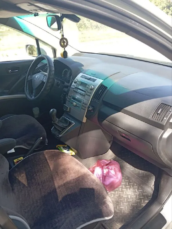 Продаю тоyota (тойота) corolla verso 2 2005 г. в. 2 л. 268 тыс. пробег. не пригон. я хозяин, единственная запись в птс. настоящий японец, приемистый очень резвый. оцинкованный кузов. двигатель, не дымит масло не расходует. климат контроль, работает идеально. два комплекта резины на дисках. хороший свет, музыка. настоящий минивен. при разложенных задних сидениях получается ровный пол. ложится в длину взрослый человек. вмещается 18 банановых ящиков. в машине работает каждая кнопка. у меня около года, продаю в связи с покупкой другого авто. цена вопроса 800 тыс. р. машина в донецке. +7949 348 0078 📞 звоните: +7(949)3480078 - фотография - 2