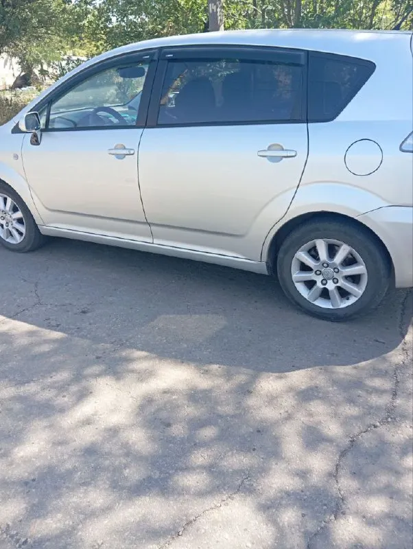 Продаю тоyota (тойота) corolla verso 2 2005 г. в. 2 л. 268 тыс. пробег. не пригон. я хозяин, единственная запись в птс. настоящий японец, приемистый очень резвый. оцинкованный кузов. двигатель, не дымит масло не расходует. климат контроль, работает идеально. два комплекта резины на дисках. хороший свет, музыка. настоящий минивен. при разложенных задних сидениях получается ровный пол. ложится в длину взрослый человек. вмещается 18 банановых ящиков. в машине работает каждая кнопка. у меня около года, продаю в связи с покупкой другого авто. цена вопроса 800 тыс. р. машина в донецке. +7949 348 0078 📞 звоните: +7(949)3480078 - фотография - 5