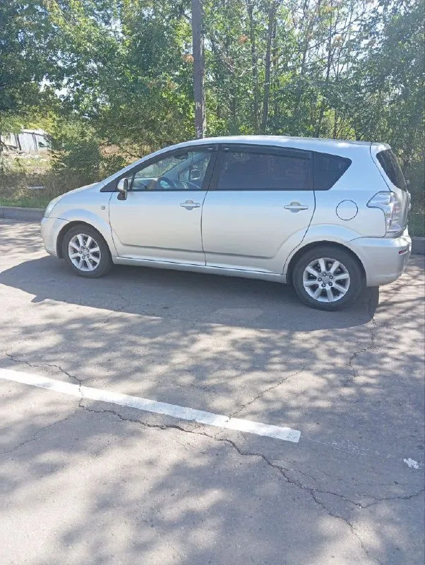 Продаю тоyota (тойота) corolla verso 2 2005 г. в. 2 л. 268 тыс. пробег. не пригон. я хозяин, единственная запись в птс. настоящий японец, приемистый очень резвый. оцинкованный кузов. двигатель, не дымит масло не расходует. климат контроль, работает идеально. два комплекта резины на дисках. хороший свет, музыка. настоящий минивен. при разложенных задних сидениях получается ровный пол. ложится в длину взрослый человек. вмещается 18 банановых ящиков. в машине работает каждая кнопка. у меня около года, продаю в связи с покупкой другого авто. цена вопроса 800 тыс. р. машина в донецке. +7949 348 0078 📞 звоните: +7(949)3480078 - фотография - 6