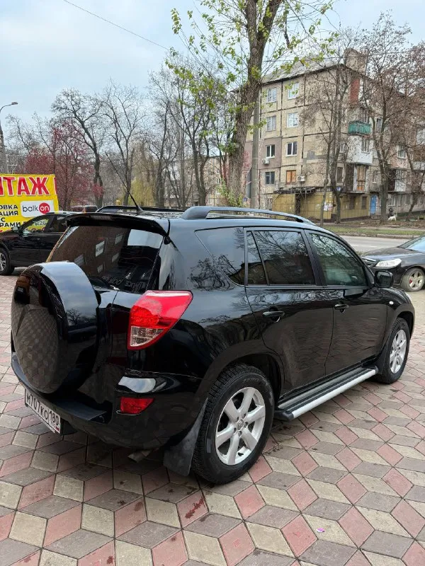 В продаже toyota rav4 2009г. автомат 2л. , бензин полный привод пробег 100 000 км 1 владелец, все ключи автомобиль был приобретен у официального дилера toyota на панфилова в донецке. двухзонный климат-контроль, подогрев сидений, круиз-контроль. установлен дорогой монитор android с навигацией, установлена сигнализация starline с автозапуском, управляется с телефона через приложение. установлены недавно новые линзы ближний/дальний в фары - еще на гарантии 1 год. автомобиль полностью в родном окрасе. дно и пороги в идеальном состоянии, ни одного рыжика. машина ездила только по донецку - крыму - ростову. третий авто в семье, ездила жена. кому нужен полностью обслуженный автомобиль без вложений — звоните. макеевка/донецк цена 1 450 000 руб +79493045454 - фотография - 4