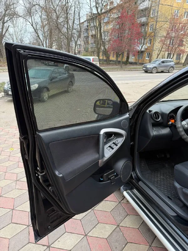 В продаже toyota rav4 2009г. автомат 2л. , бензин полный привод пробег 100 000 км 1 владелец, все ключи автомобиль был приобретен у официального дилера toyota на панфилова в донецке. двухзонный климат-контроль, подогрев сидений, круиз-контроль. установлен дорогой монитор android с навигацией, установлена сигнализация starline с автозапуском, управляется с телефона через приложение. установлены недавно новые линзы ближний/дальний в фары - еще на гарантии 1 год. автомобиль полностью в родном окрасе. дно и пороги в идеальном состоянии, ни одного рыжика. машина ездила только по донецку - крыму - ростову. третий авто в семье, ездила жена. кому нужен полностью обслуженный автомобиль без вложений — звоните. макеевка/донецк цена 1 450 000 руб +79493045454 - фотография - 7