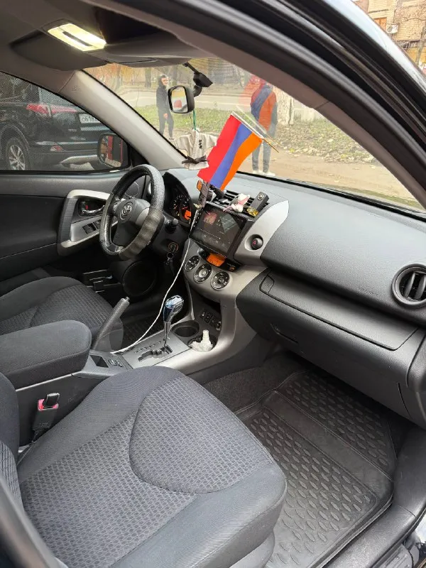 В продаже toyota rav4 2009г. автомат 2л. , бензин полный привод пробег 100 000 км 1 владелец, все ключи автомобиль был приобретен у официального дилера toyota на панфилова в донецке. двухзонный климат-контроль, подогрев сидений, круиз-контроль. установлен дорогой монитор android с навигацией, установлена сигнализация starline с автозапуском, управляется с телефона через приложение. установлены недавно новые линзы ближний/дальний в фары - еще на гарантии 1 год. автомобиль полностью в родном окрасе. дно и пороги в идеальном состоянии, ни одного рыжика. машина ездила только по донецку - крыму - ростову. третий авто в семье, ездила жена. кому нужен полностью обслуженный автомобиль без вложений — звоните. макеевка/донецк цена 1 450 000 руб +79493045454 - фотография - 8