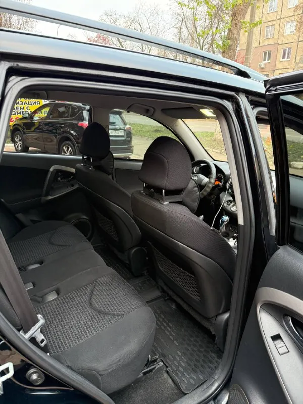 В продаже toyota rav4 2009г. автомат 2л. , бензин полный привод пробег 100 000 км 1 владелец, все ключи автомобиль был приобретен у официального дилера toyota на панфилова в донецке. двухзонный климат-контроль, подогрев сидений, круиз-контроль. установлен дорогой монитор android с навигацией, установлена сигнализация starline с автозапуском, управляется с телефона через приложение. установлены недавно новые линзы ближний/дальний в фары - еще на гарантии 1 год. автомобиль полностью в родном окрасе. дно и пороги в идеальном состоянии, ни одного рыжика. машина ездила только по донецку - крыму - ростову. третий авто в семье, ездила жена. кому нужен полностью обслуженный автомобиль без вложений — звоните. макеевка/донецк цена 1 450 000 руб +79493045454 - фотография - 9