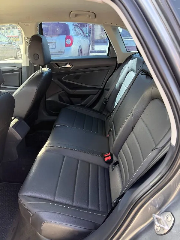 В продаже volkswagen jetta 2023г. автомат 1.5л turbo, бензин оригинальный пробег 50 000 км r-line пакет кожаный салон, электрорегулировка водительского сидения, подогрев сидений, трехзонный климат-контроль, слепые зоны в зеркалах, дистроник удержания в полосе, бесключевой доступ, панорамный люк. состояние нового авто. кому нужен хороший свежий автомобиль — рекомендую рассмотреть. донецк, центр цена 2 290 000 руб +79493055000 - фотография - 10