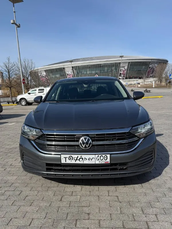 В продаже volkswagen jetta 2023г. автомат 1.5л turbo, бензин оригинальный пробег 50 000 км r-line пакет кожаный салон, электрорегулировка водительского сидения, подогрев сидений, трехзонный климат-контроль, слепые зоны в зеркалах, дистроник удержания в полосе, бесключевой доступ, панорамный люк. состояние нового авто. кому нужен хороший свежий автомобиль — рекомендую рассмотреть. донецк, центр цена 2 290 000 руб +79493055000 - фотография - 2