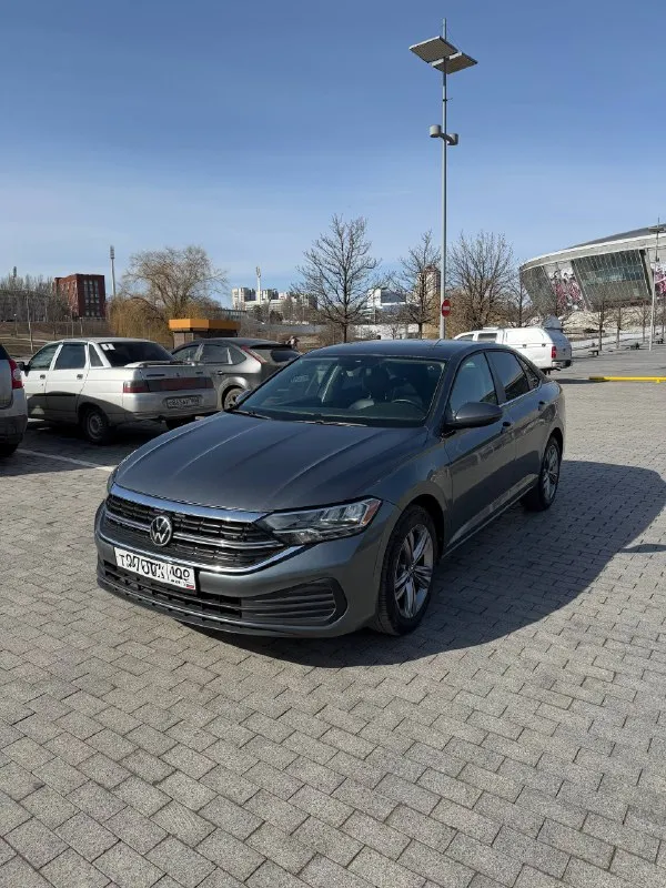 В продаже volkswagen jetta 2023г. автомат 1.5л turbo, бензин оригинальный пробег 50 000 км r-line пакет кожаный салон, электрорегулировка водительского сидения, подогрев сидений, трехзонный климат-контроль, слепые зоны в зеркалах, дистроник удержания в полосе, бесключевой доступ, панорамный люк. состояние нового авто. кому нужен хороший свежий автомобиль — рекомендую рассмотреть. донецк, центр цена 2 290 000 руб +79493055000 - фотография - 3
