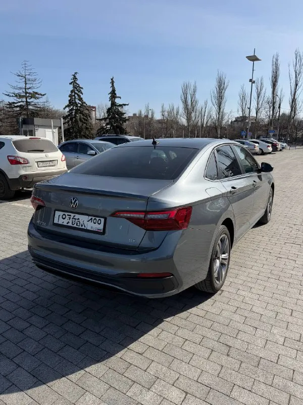 В продаже volkswagen jetta 2023г. автомат 1.5л turbo, бензин оригинальный пробег 50 000 км r-line пакет кожаный салон, электрорегулировка водительского сидения, подогрев сидений, трехзонный климат-контроль, слепые зоны в зеркалах, дистроник удержания в полосе, бесключевой доступ, панорамный люк. состояние нового авто. кому нужен хороший свежий автомобиль — рекомендую рассмотреть. донецк, центр цена 2 290 000 руб +79493055000 - фотография - 4