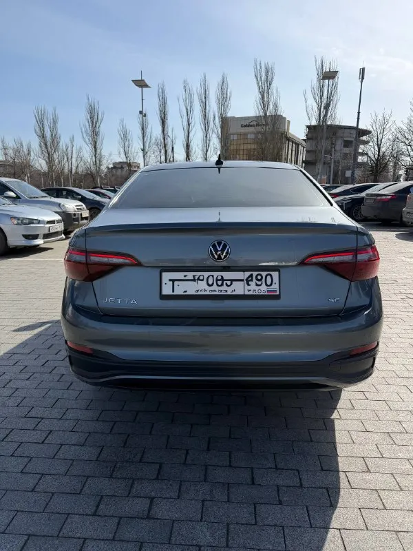 В продаже volkswagen jetta 2023г. автомат 1.5л turbo, бензин оригинальный пробег 50 000 км r-line пакет кожаный салон, электрорегулировка водительского сидения, подогрев сидений, трехзонный климат-контроль, слепые зоны в зеркалах, дистроник удержания в полосе, бесключевой доступ, панорамный люк. состояние нового авто. кому нужен хороший свежий автомобиль — рекомендую рассмотреть. донецк, центр цена 2 290 000 руб +79493055000 - фотография - 5