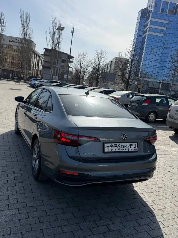 В продаже volkswagen jetta 2023г. автомат 1.5л turbo, бензин оригинальный пробег 50 000 км r-line пакет кожаный салон, электрорегулировка водительского сидения, подогрев сидений, трехзонный климат-контроль, слепые зоны в зеркалах, дистроник удержания в полосе, бесключевой доступ, панорамный люк. состояние нового авто. кому нужен хороший свежий автомобиль — рекомендую рассмотреть. донецк, центр цена 2 290 000 руб +79493055000 - фотография - 6