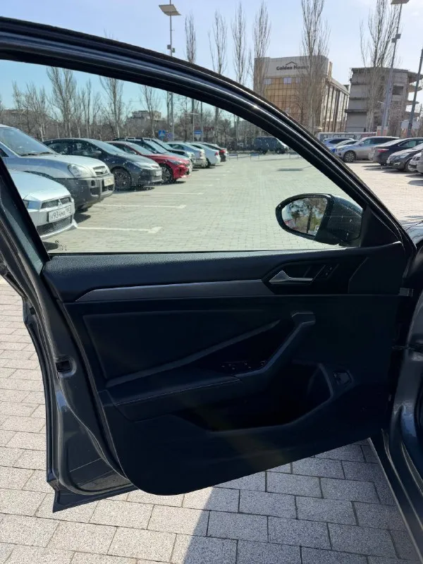 В продаже volkswagen jetta 2023г. автомат 1.5л turbo, бензин оригинальный пробег 50 000 км r-line пакет кожаный салон, электрорегулировка водительского сидения, подогрев сидений, трехзонный климат-контроль, слепые зоны в зеркалах, дистроник удержания в полосе, бесключевой доступ, панорамный люк. состояние нового авто. кому нужен хороший свежий автомобиль — рекомендую рассмотреть. донецк, центр цена 2 290 000 руб +79493055000 - фотография - 7