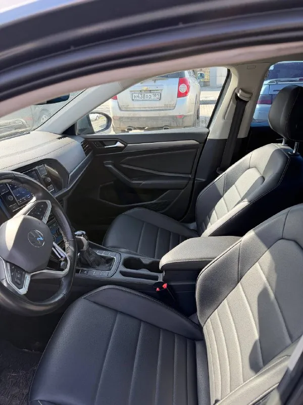 В продаже volkswagen jetta 2023г. автомат 1.5л turbo, бензин оригинальный пробег 50 000 км r-line пакет кожаный салон, электрорегулировка водительского сидения, подогрев сидений, трехзонный климат-контроль, слепые зоны в зеркалах, дистроник удержания в полосе, бесключевой доступ, панорамный люк. состояние нового авто. кому нужен хороший свежий автомобиль — рекомендую рассмотреть. донецк, центр цена 2 290 000 руб +79493055000 - фотография - 9